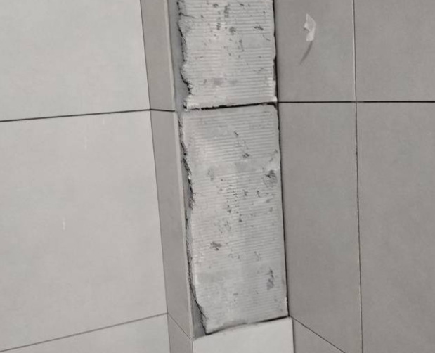 甘泉瓷砖空鼓维修公司分享下瓷砖施工前基层浇水润湿程度不足，可能导致以下问题